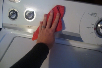 Процесс чистки стиральной машины